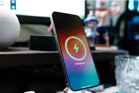 凌云苹果15换屏服务分享用什么充电器给iPhone15充电更好 